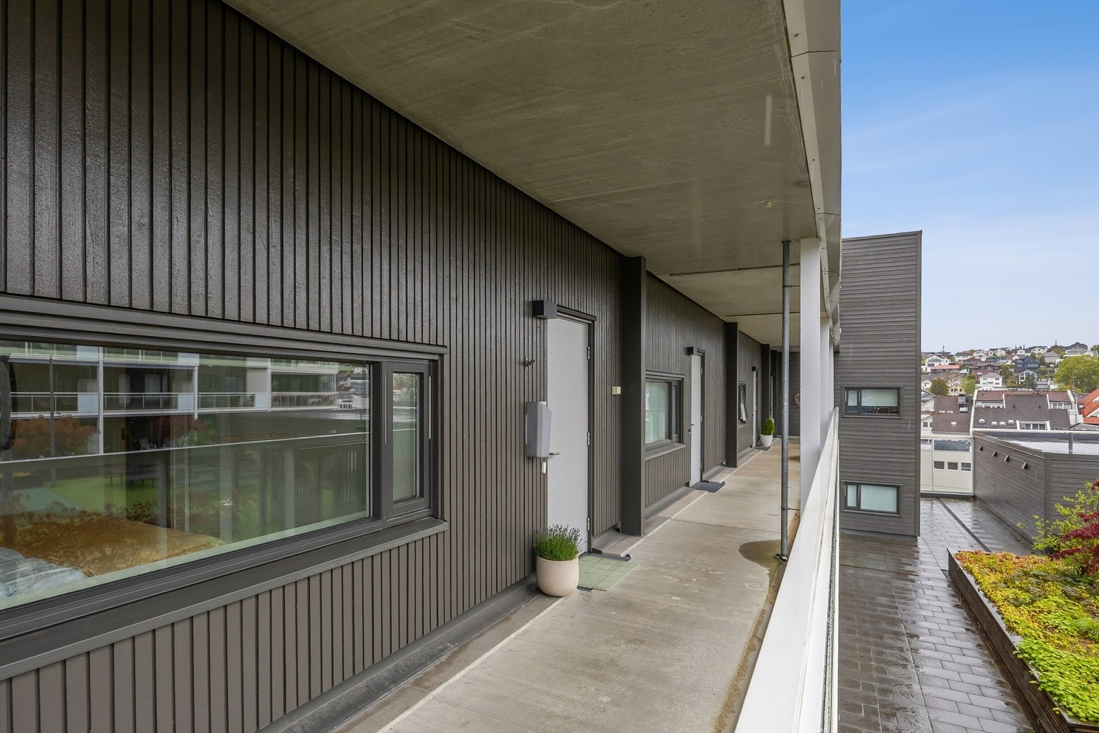 Leiligheten har enkel og praktisk adkomst via utvendig, felles svalgang. Det er heis i bygget. Galleribilde