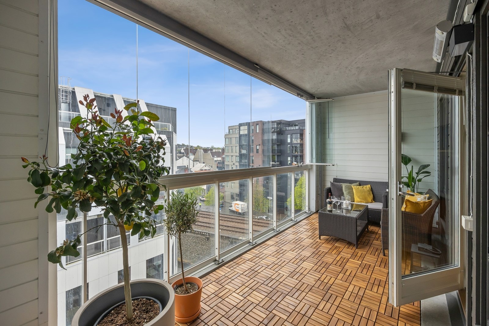 Balkongen på ca. 14 m² er innglasset, noe som gir god beskyttelse mot vær og vind. Galleribilde