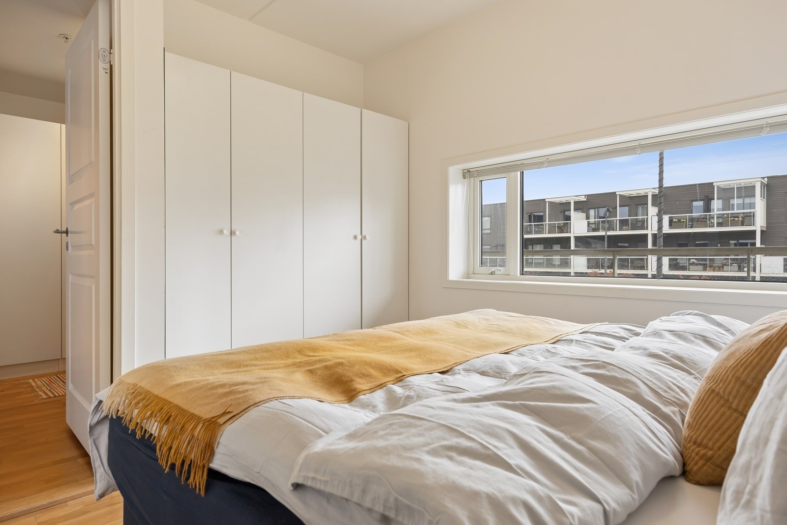 Leiligheten disponerer i tillegg en ekstern bod på ca. 5 m² i byggets 4. etasje, som gir gode oppbevaringsmuligheter. Galleribilde