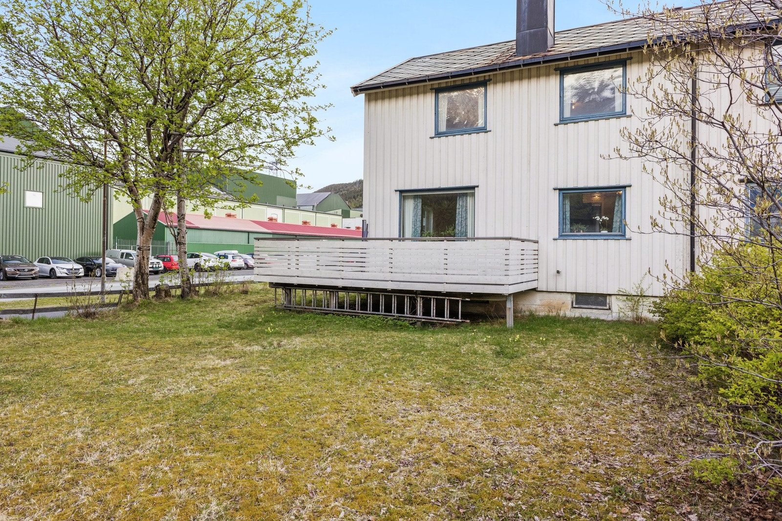 Hagen er opparbeidet med plenareal, perfekt for lek og utendørsaktiviteter. Galleribilde