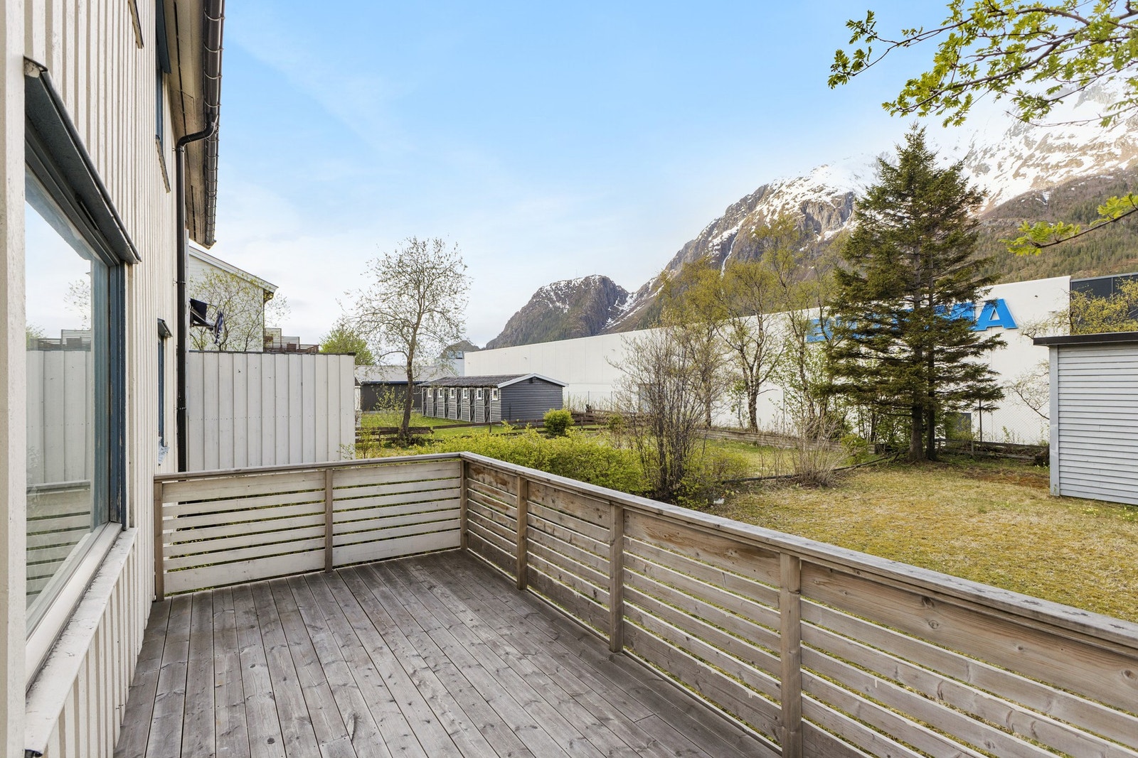 Uteplassen ble oppført i 2020 med impregnerte materialer. Galleribilde