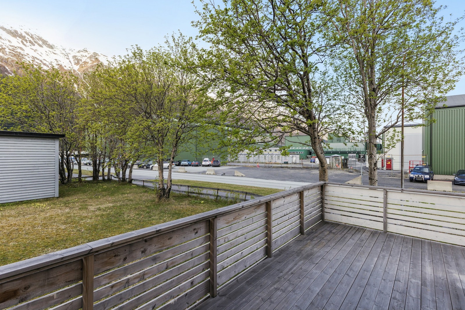 Fra stuen er det utgang til en romslig uteplass. Galleribilde