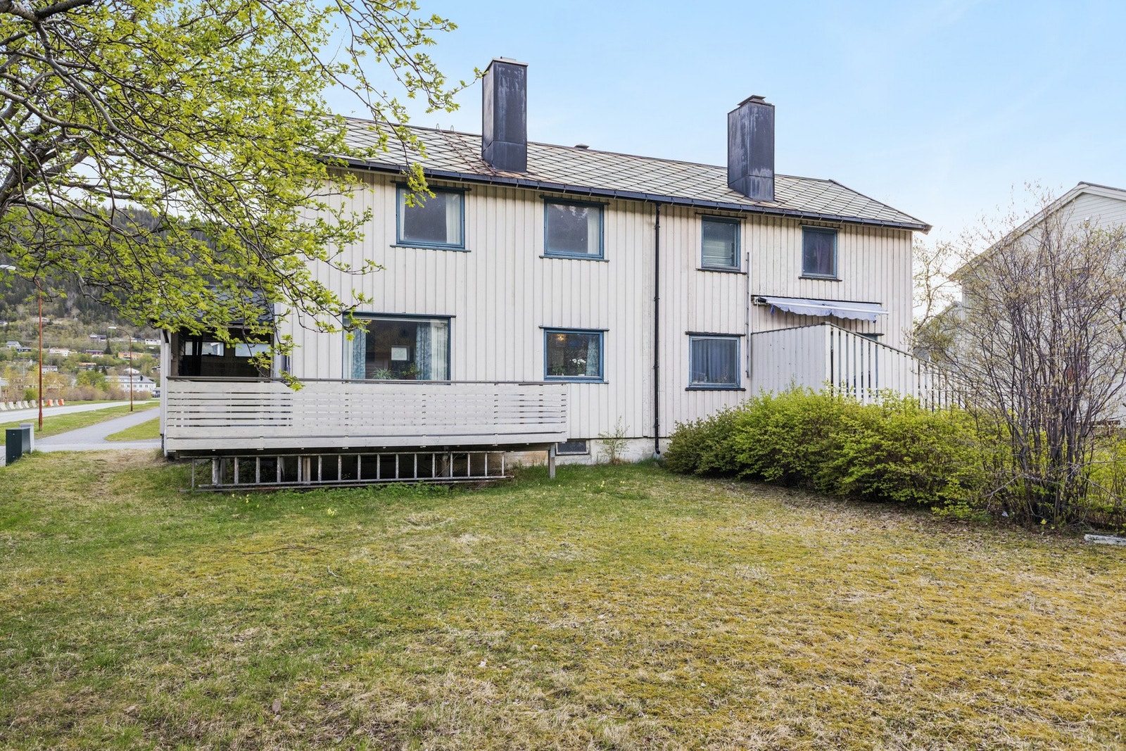 Boligen har stående bordkledning og tak tekket med skiferstein. Galleribilde