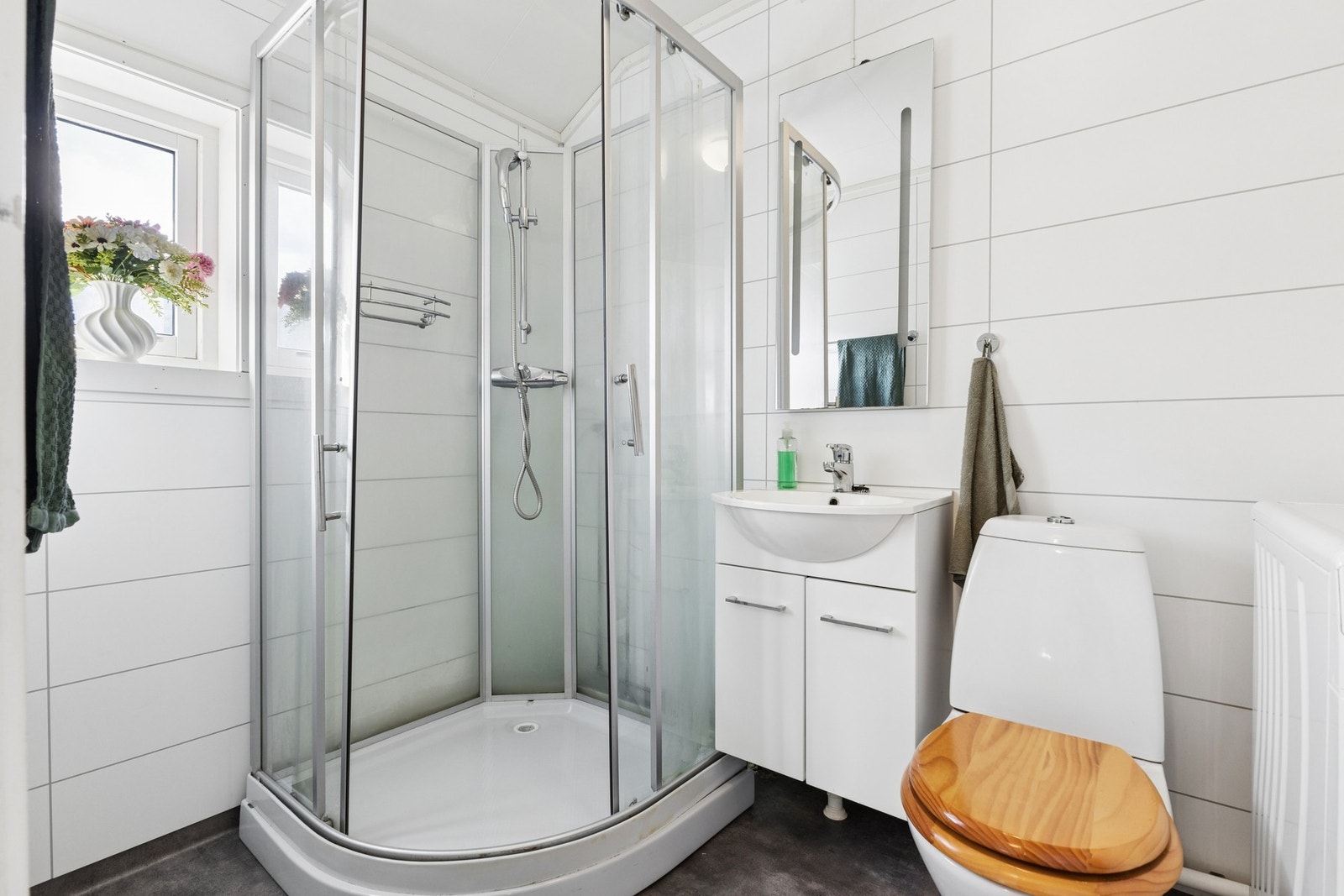 Badet i andre etasje ble oppgradert i 2015 og har dusjkabinett, toalett og servant. Galleribilde