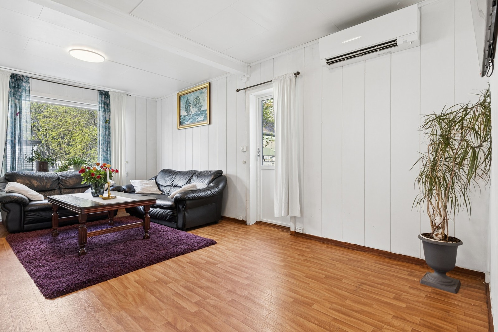 Stuen har god plass til sofagruppe og utgang til uteplassen. Galleribilde