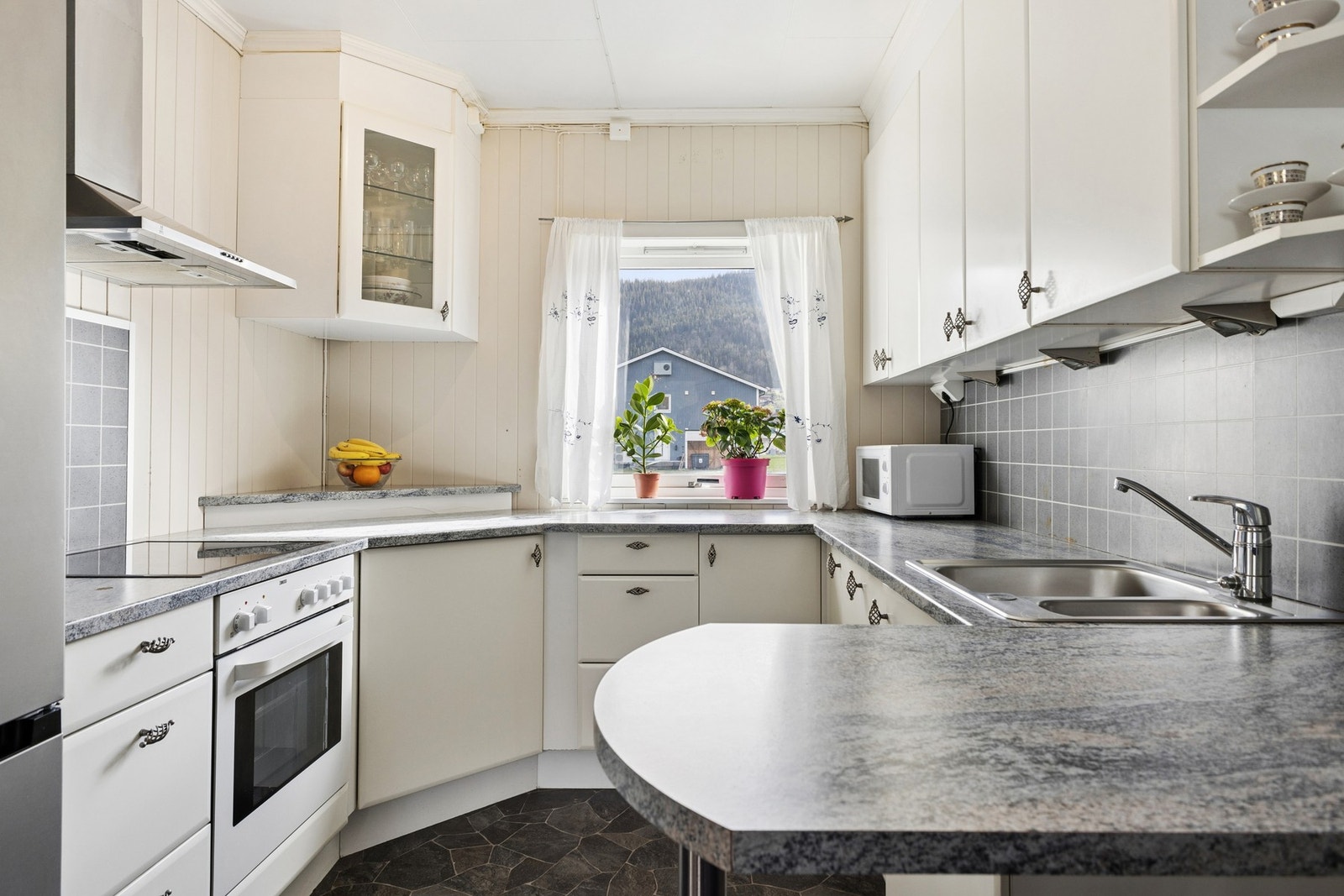 Kjøkkeninnredning fra 2010 med glatte fronter og laminatbenkeplate. Galleribilde