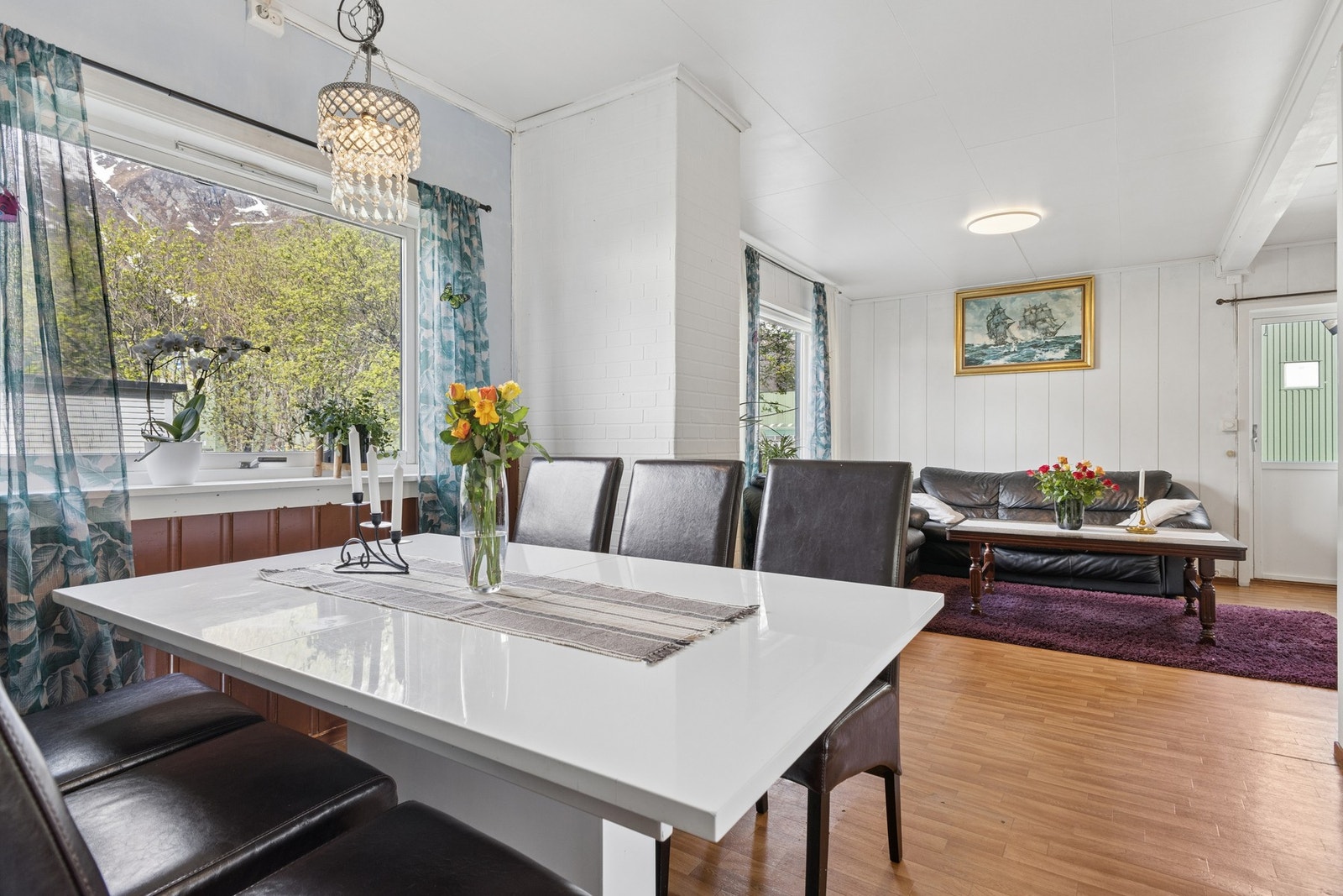 Spisestuen er et naturlig samlingspunkt med plass til hele familien. Galleribilde