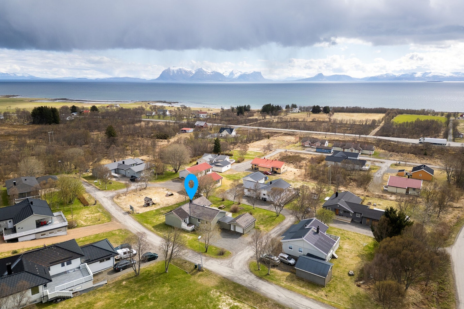 Eiendommen ligger i et etablert og barnevennlig boligområde på Åse, med nærhet til både natur og sjø. Galleribilde