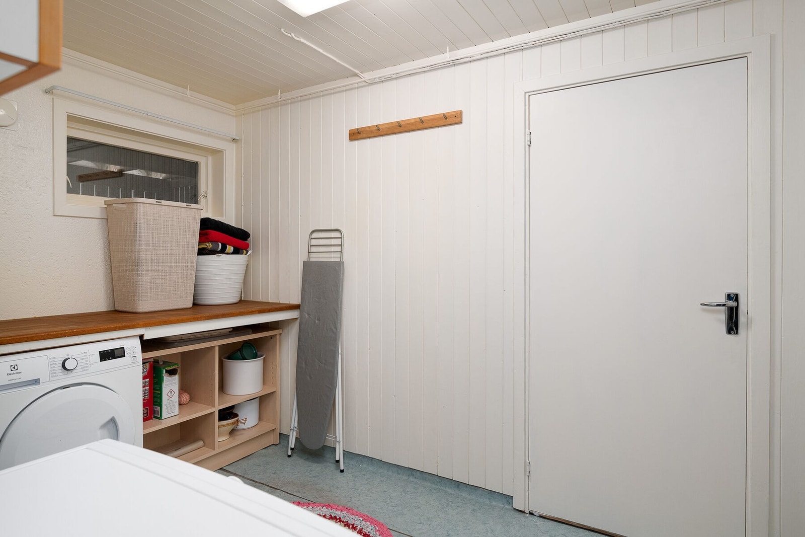Praktisk vaskerom med opplegg for vaskemaskin og tørketrommel, samt god benkeplass. Galleribilde