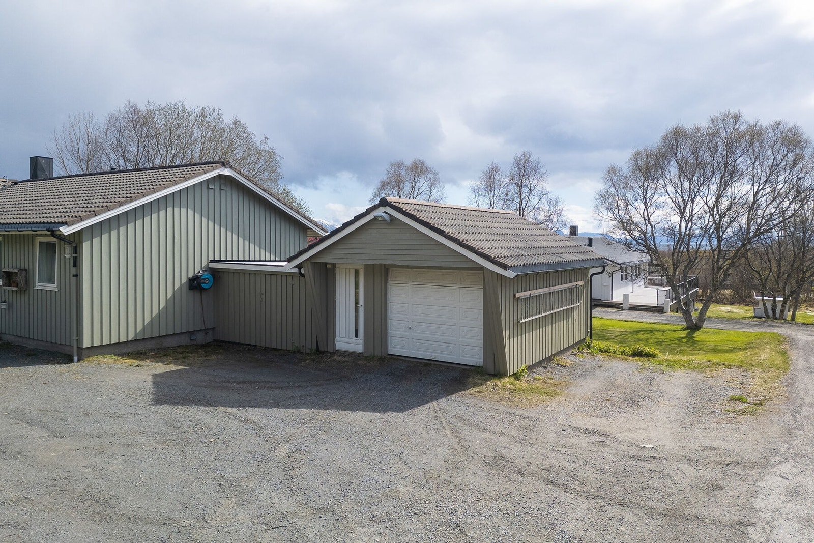 Garasjen er isolert og har innlagt strøm med egen kurs for elbillader. Galleribilde