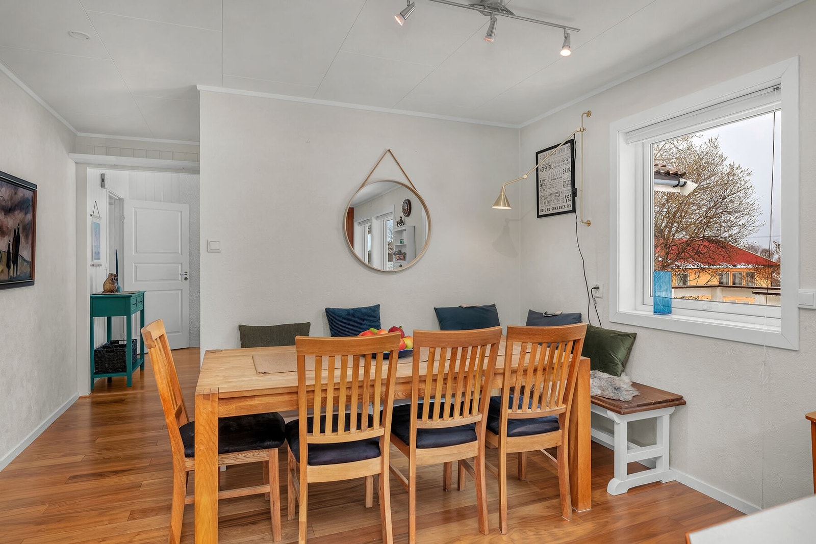 Spisekrok i forbindelse med kjøkken. Galleribilde