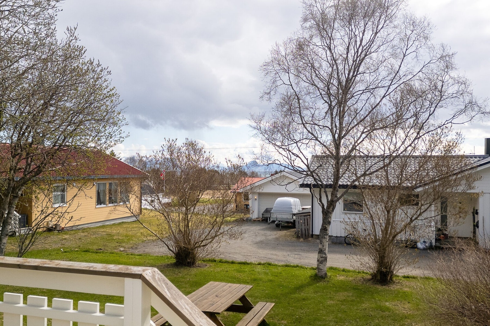 Utsikt fra verandaen mot nabolaget. Galleribilde