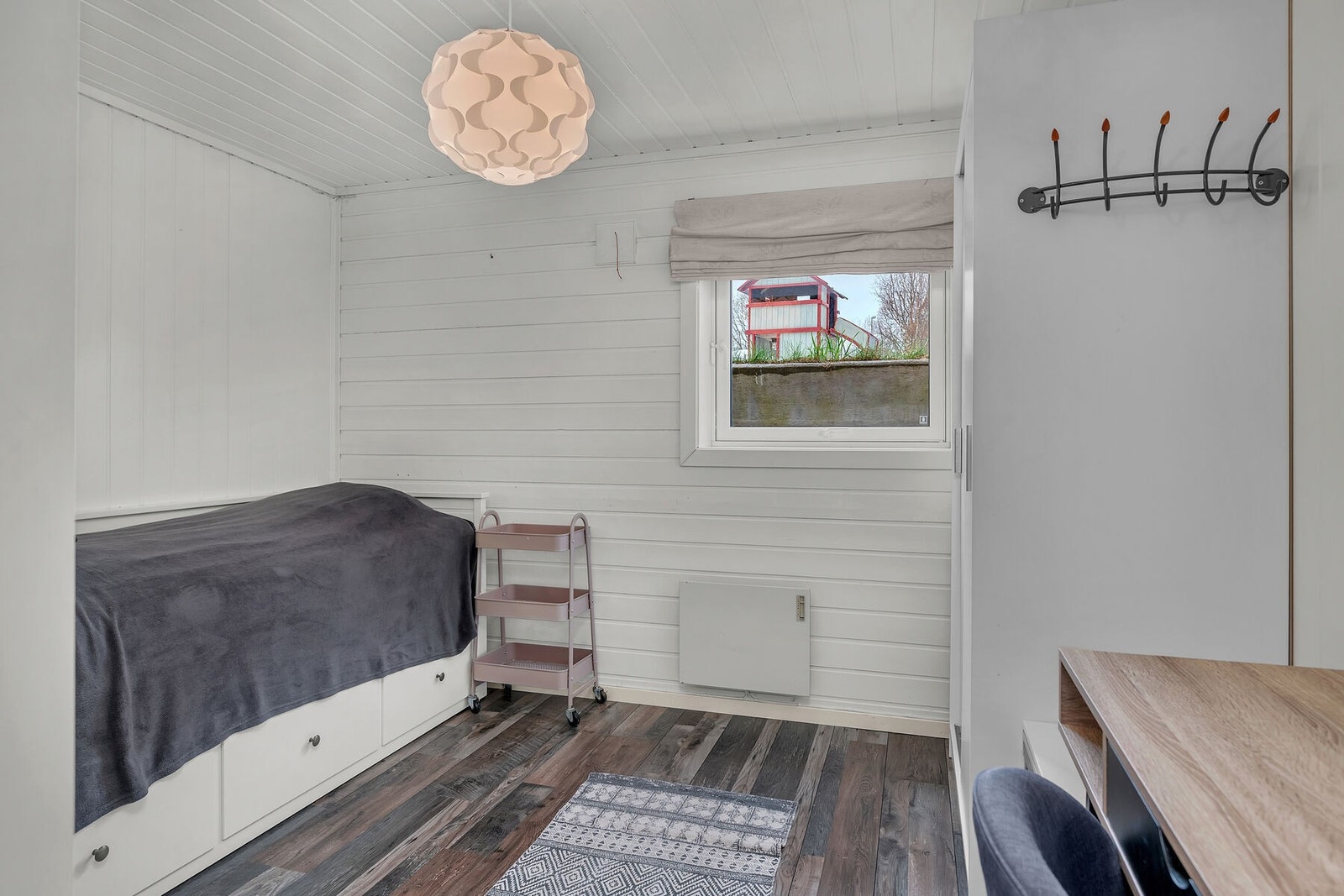 Innredet rom i kjelleren med vindu fra 2019 som tilfredsstiller krav til rømningsvei. Galleribilde