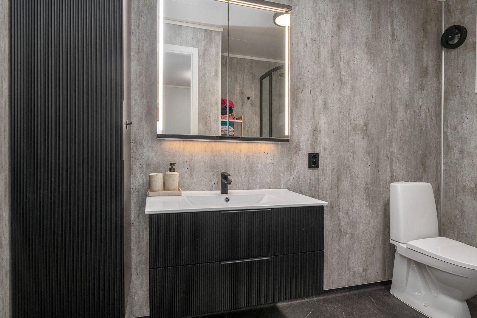 Badet i hovedetasjen er nytt fra 2024, med moderne baderomsplater på veggene. Galleribilde