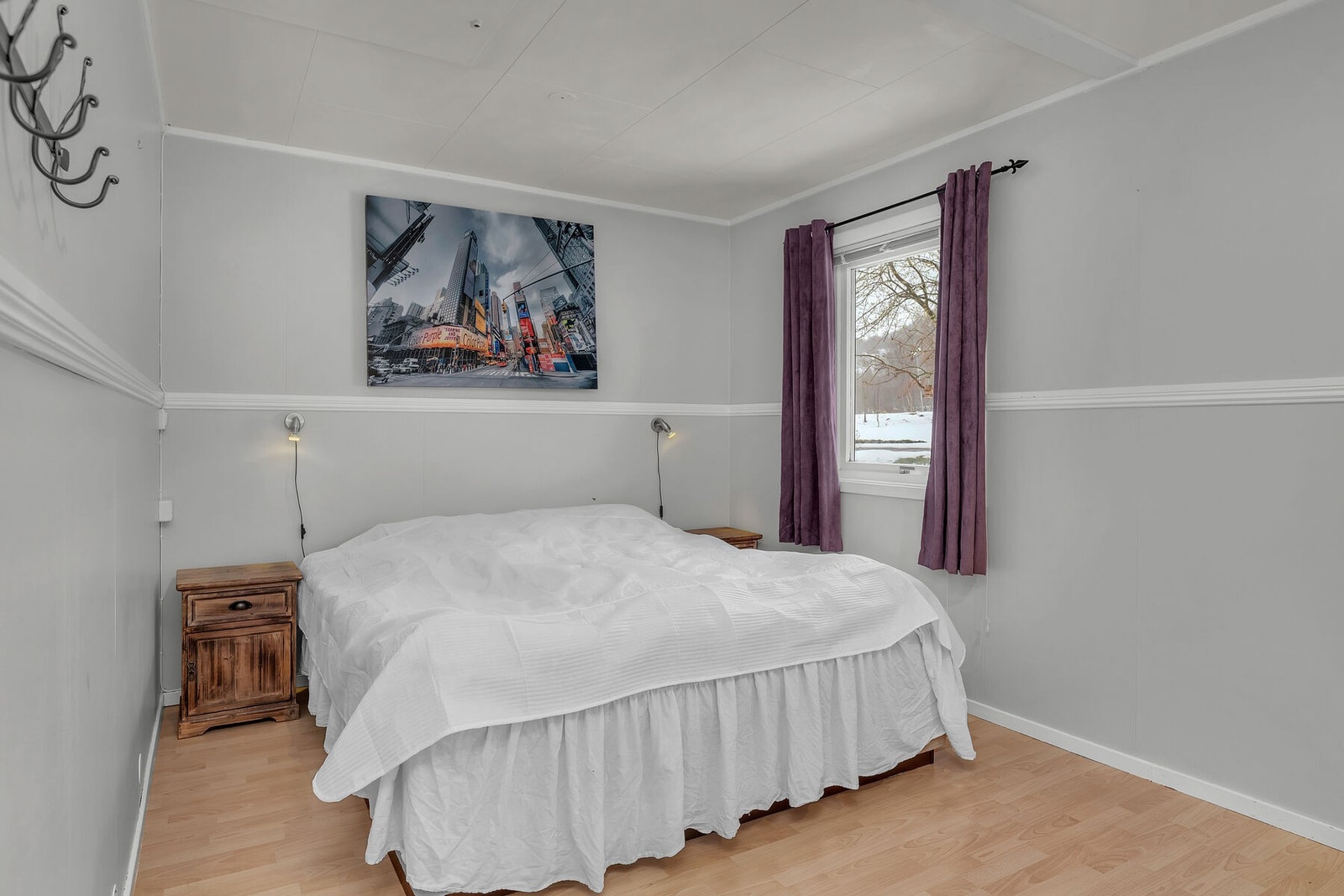 Rommet har god plass til dobbeltseng og garderobeløsning. Galleribilde