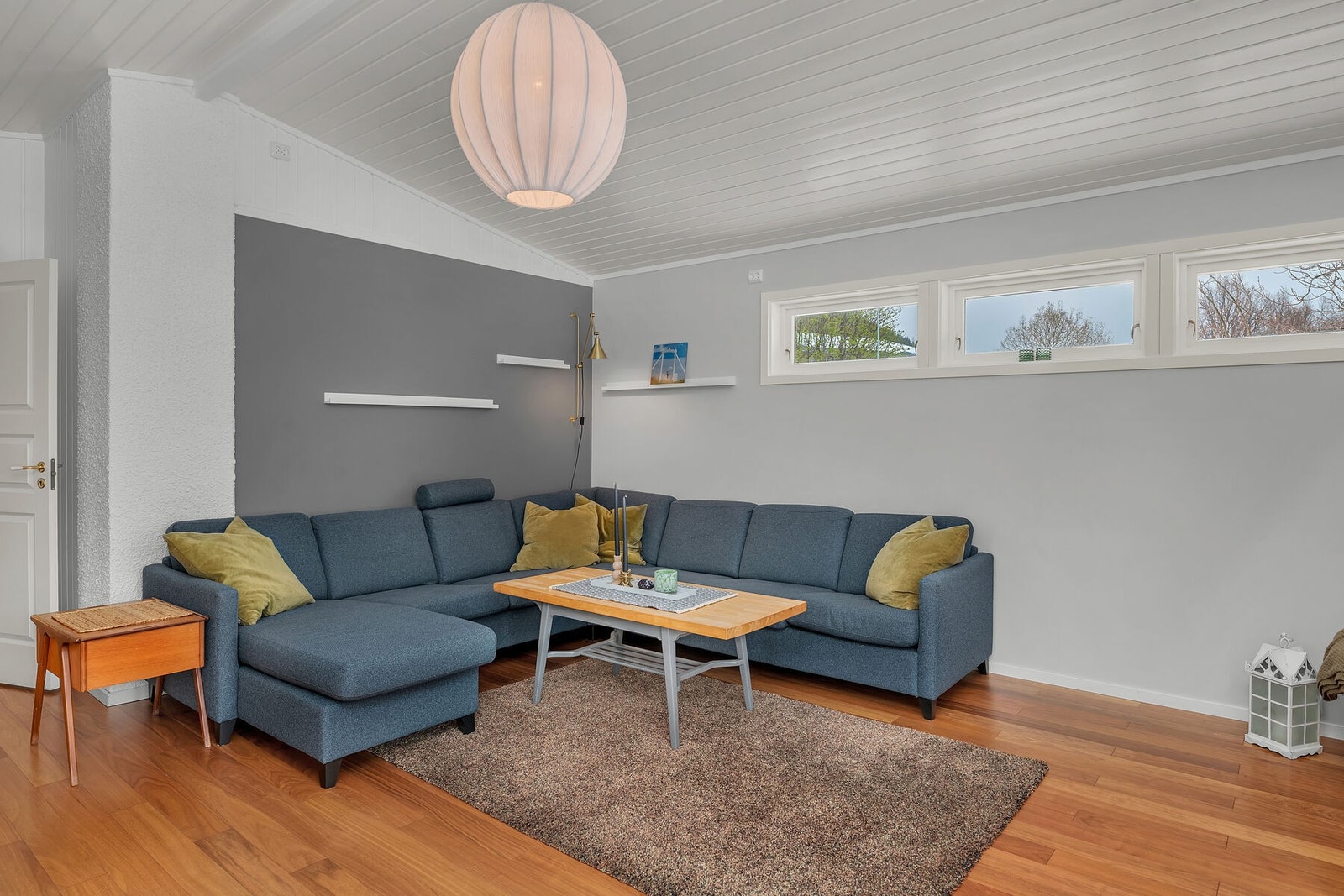 Stuen er boligens naturlige samlingspunkt, med god plass for familien. Galleribilde