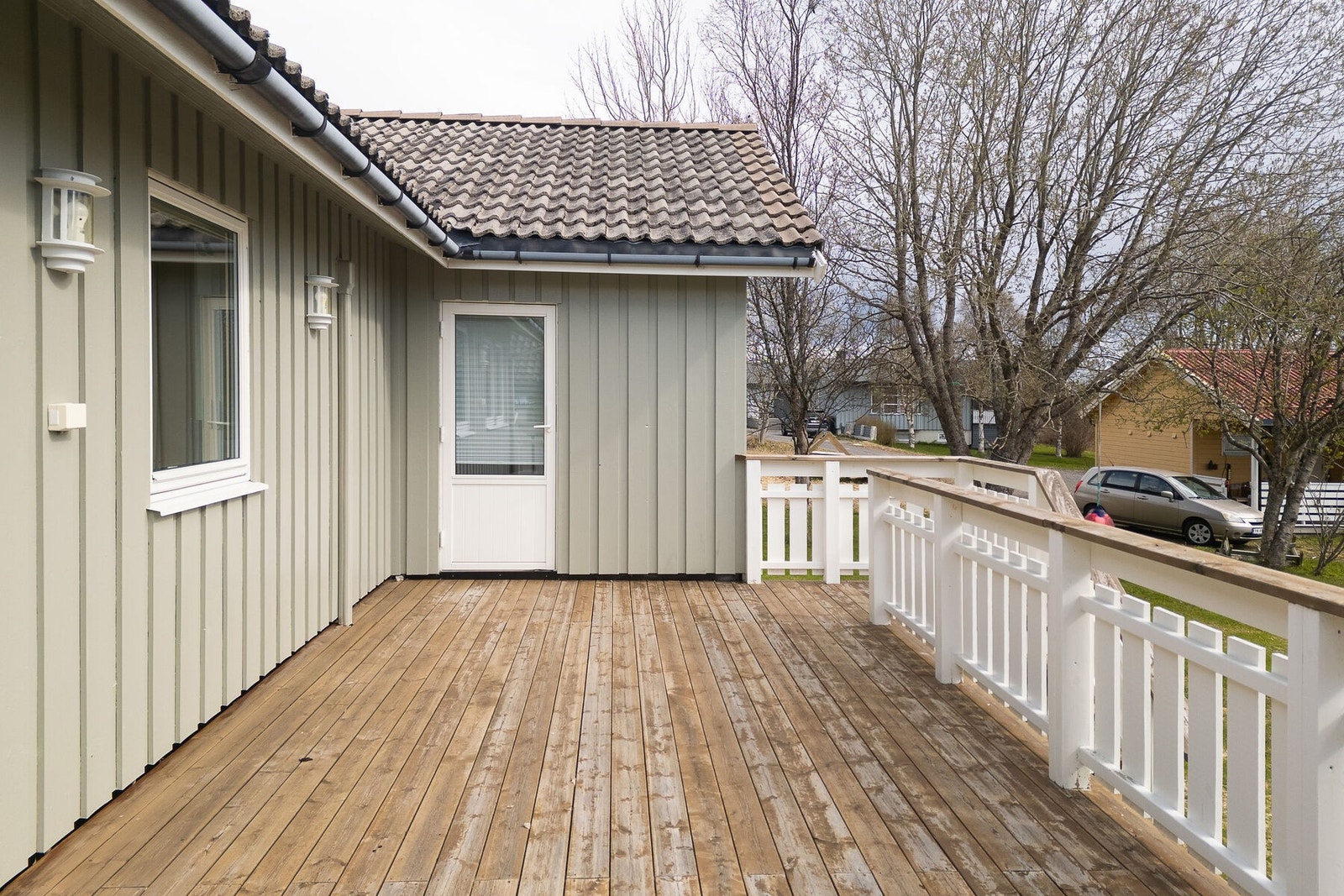 Verandaen på 26 m² ble bygget i 2016 og har trapp ned til hagen. Galleribilde