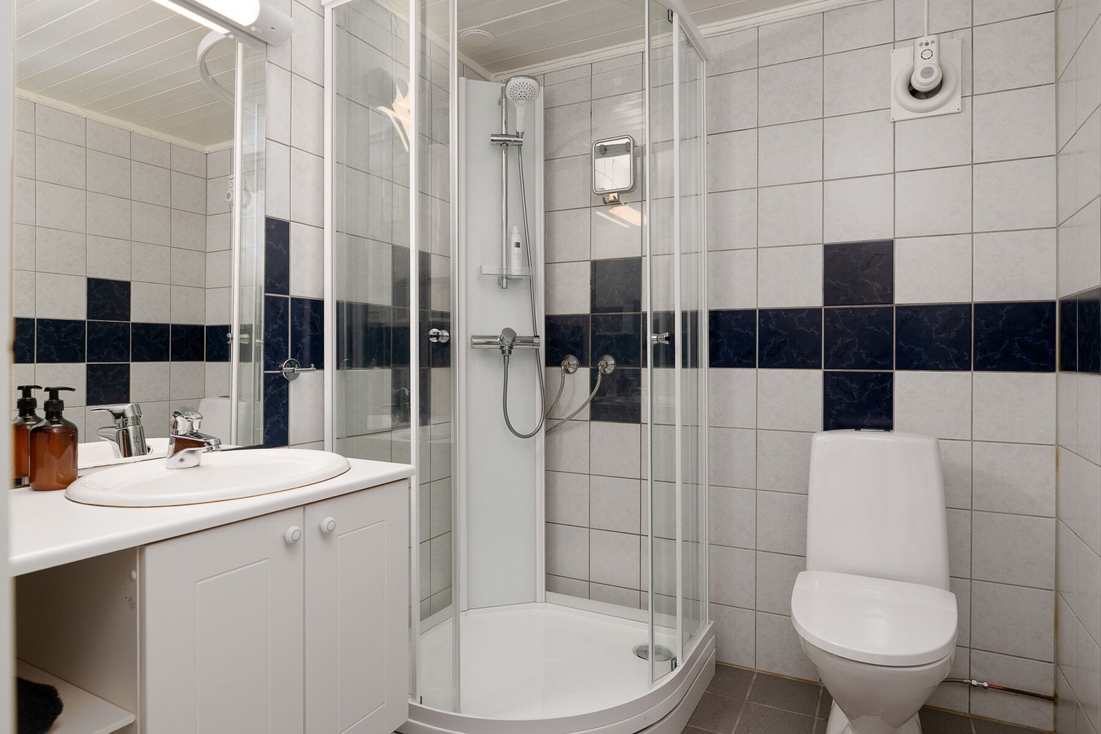 Badet i kjelleren har flislagt gulv med varmekabler. Dusjkabinett og toalett er nylig montert. Galleribilde