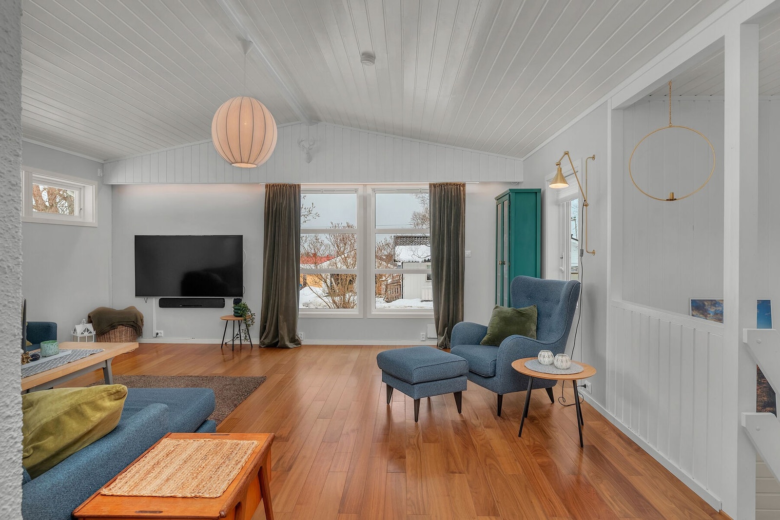 Stuen har god plass til en romslig sofagruppe og utgang til verandaen. Galleribilde