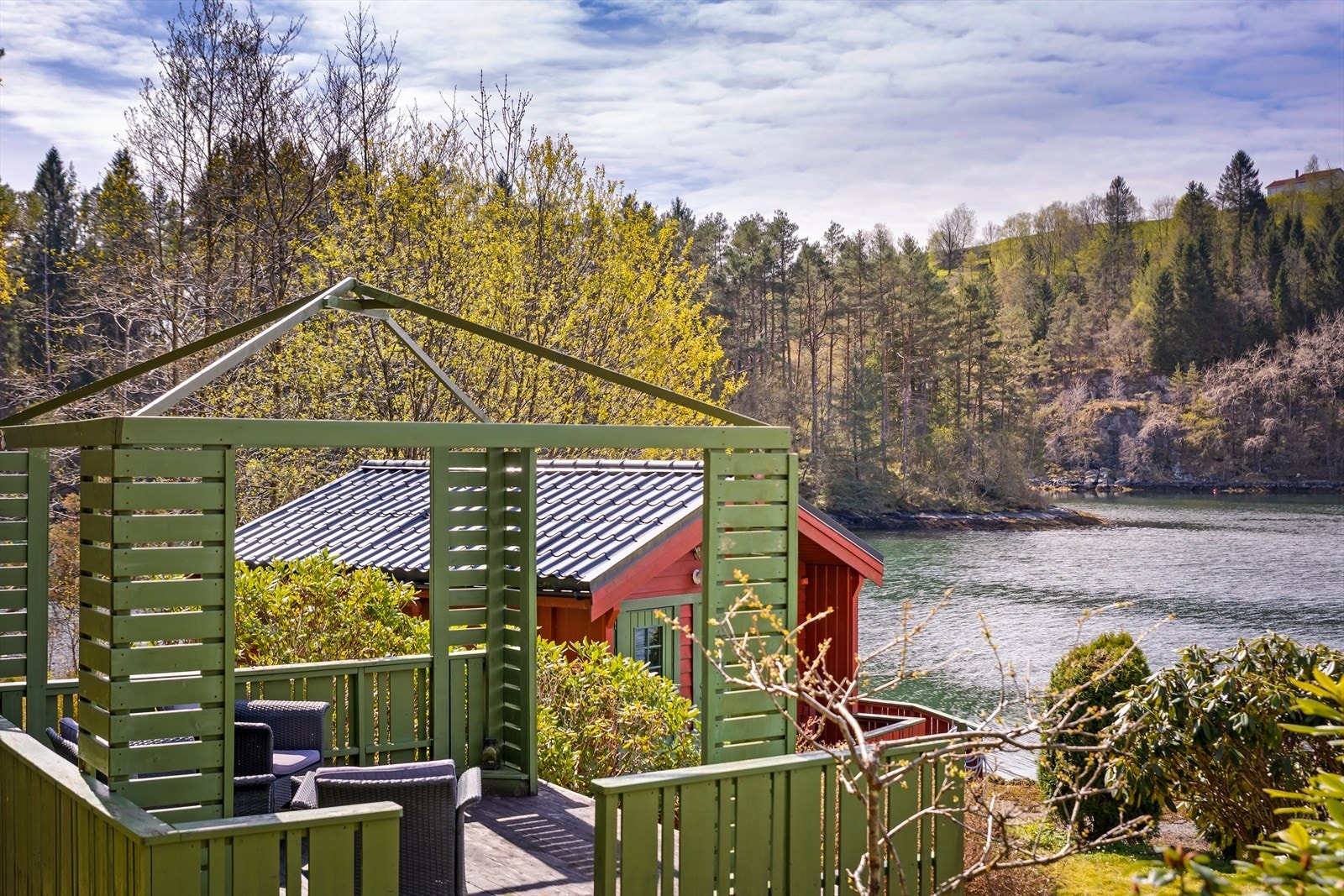 Her kan man nyte utsikten og nærheten til sjøen, selv på dager med vekslende vær. Galleribilde