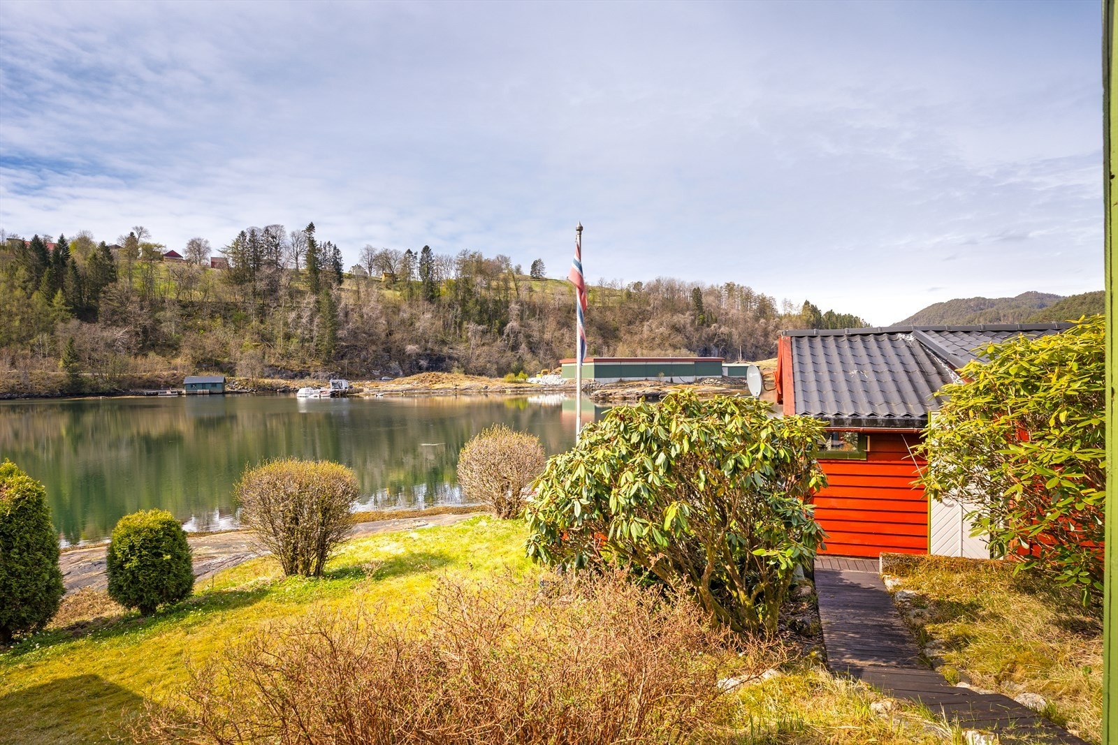 Eiendommen er omkranset av frodig vegetasjon og natur. Galleribilde