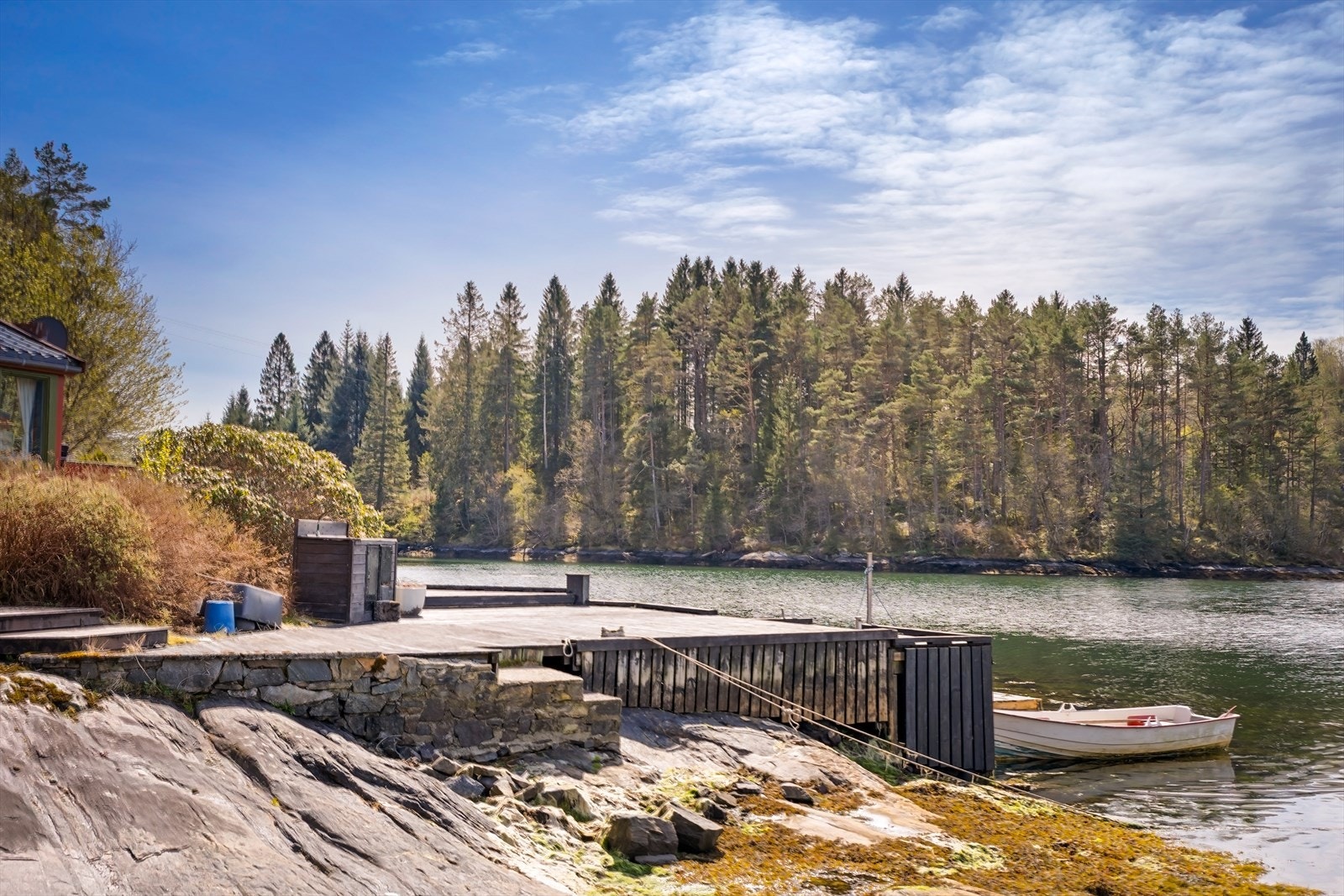 Eiendommen har egen brygge, som gir enkel tilgang til båtliv og aktiviteter på sjøen. Galleribilde