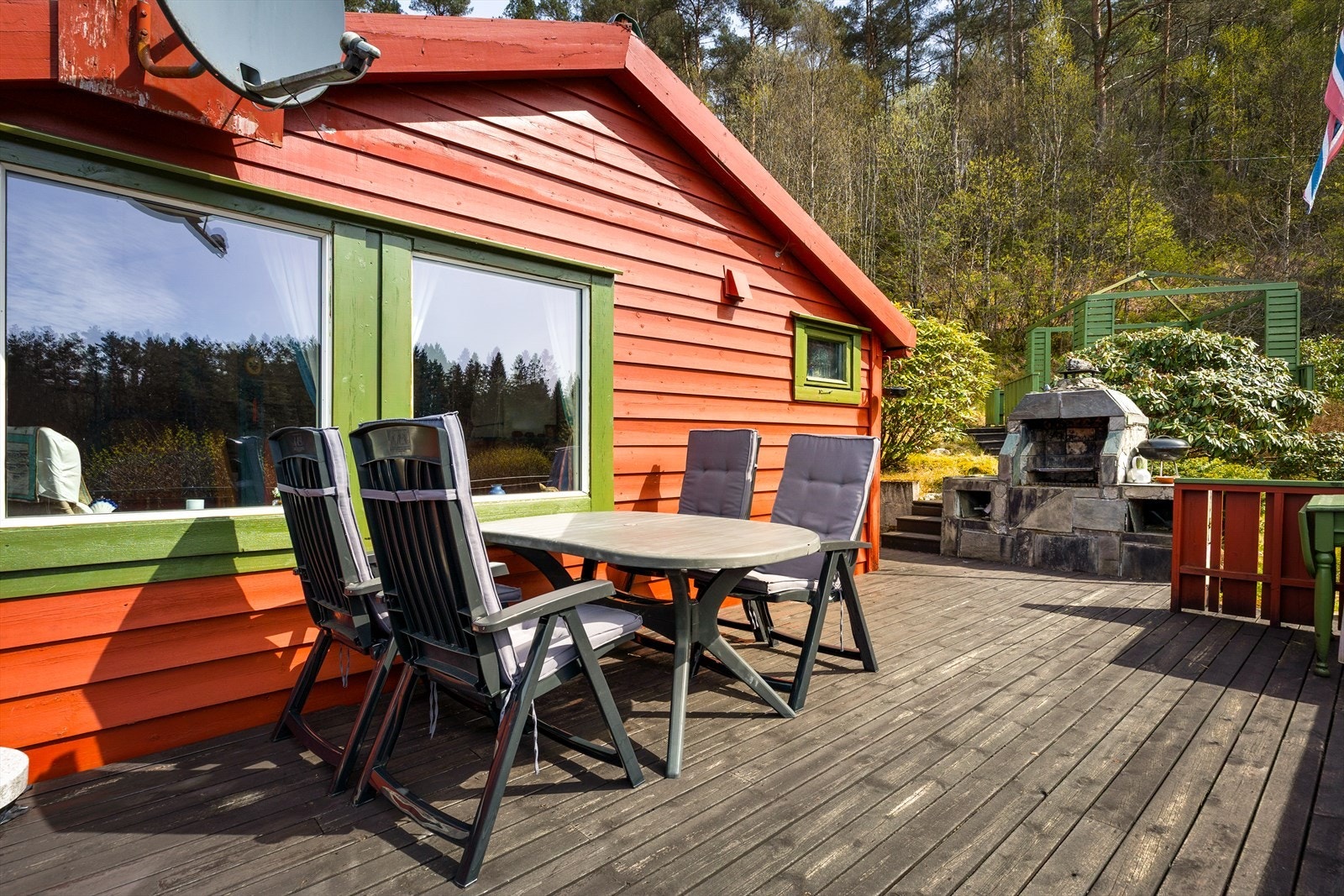 Terrassen ved den nordre hytta har god plass til en sittegruppe. Galleribilde
