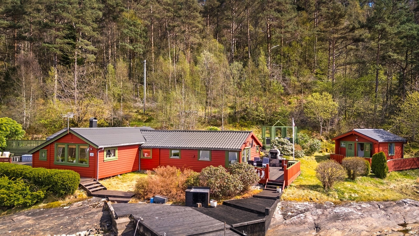 Et overblikk over eiendommen som viser de ulike bygningene og uteområdene. Galleribilde
