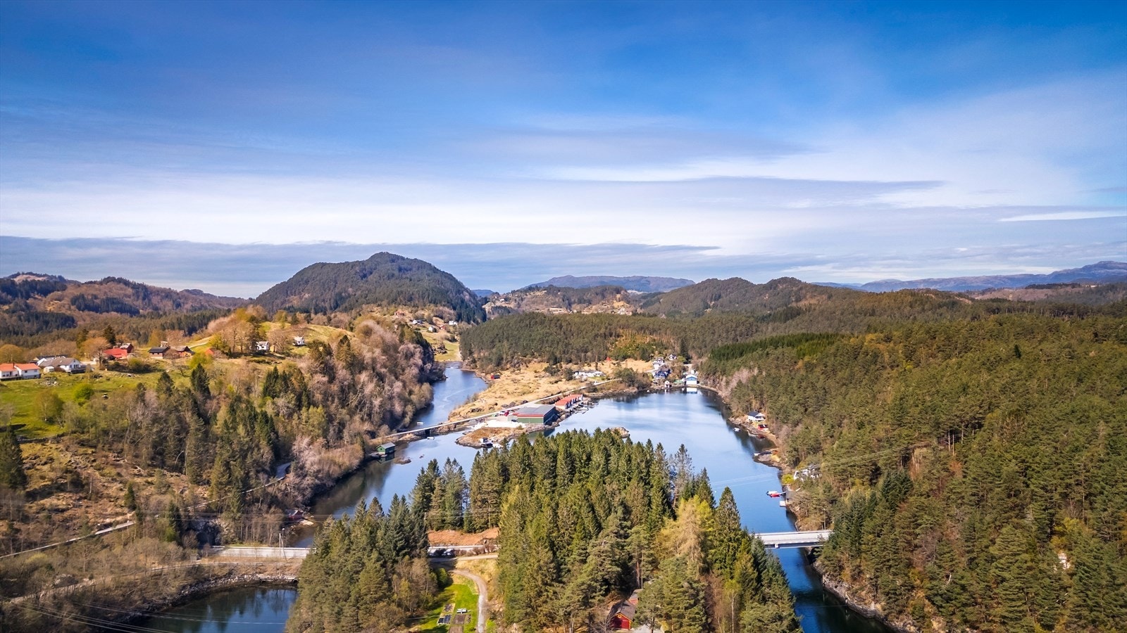 Fra eiendommen er det kun en kort kjøretur til Knarvik Senter, som ligger ca. 10 minutter unna. Galleribilde