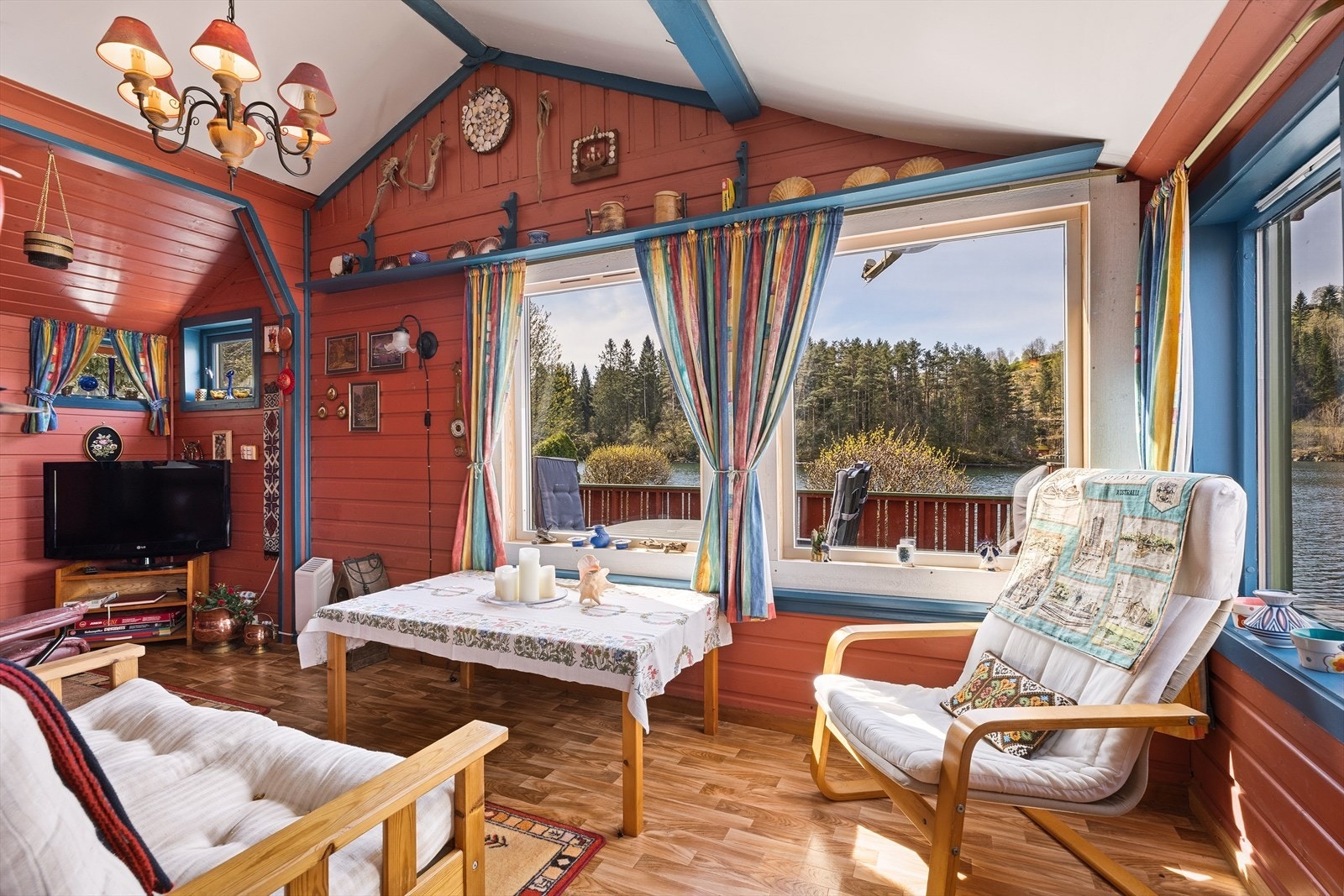 Store vinduer gir rikelig med lys og en flott utsikt over vannet. Galleribilde