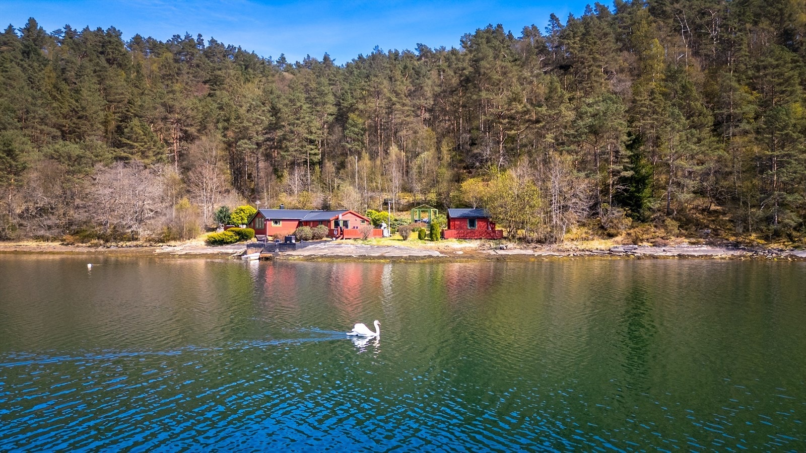 Eiendommen sett fra sjøsiden - en idyllisk og privat plett. Galleribilde
