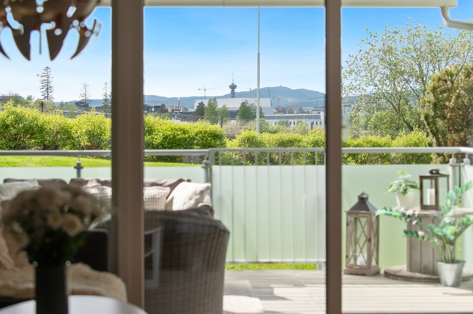 Vestvendt terrasse på 11m² med gode solforhold og god plass til ønsket utemøblement. Galleribilde