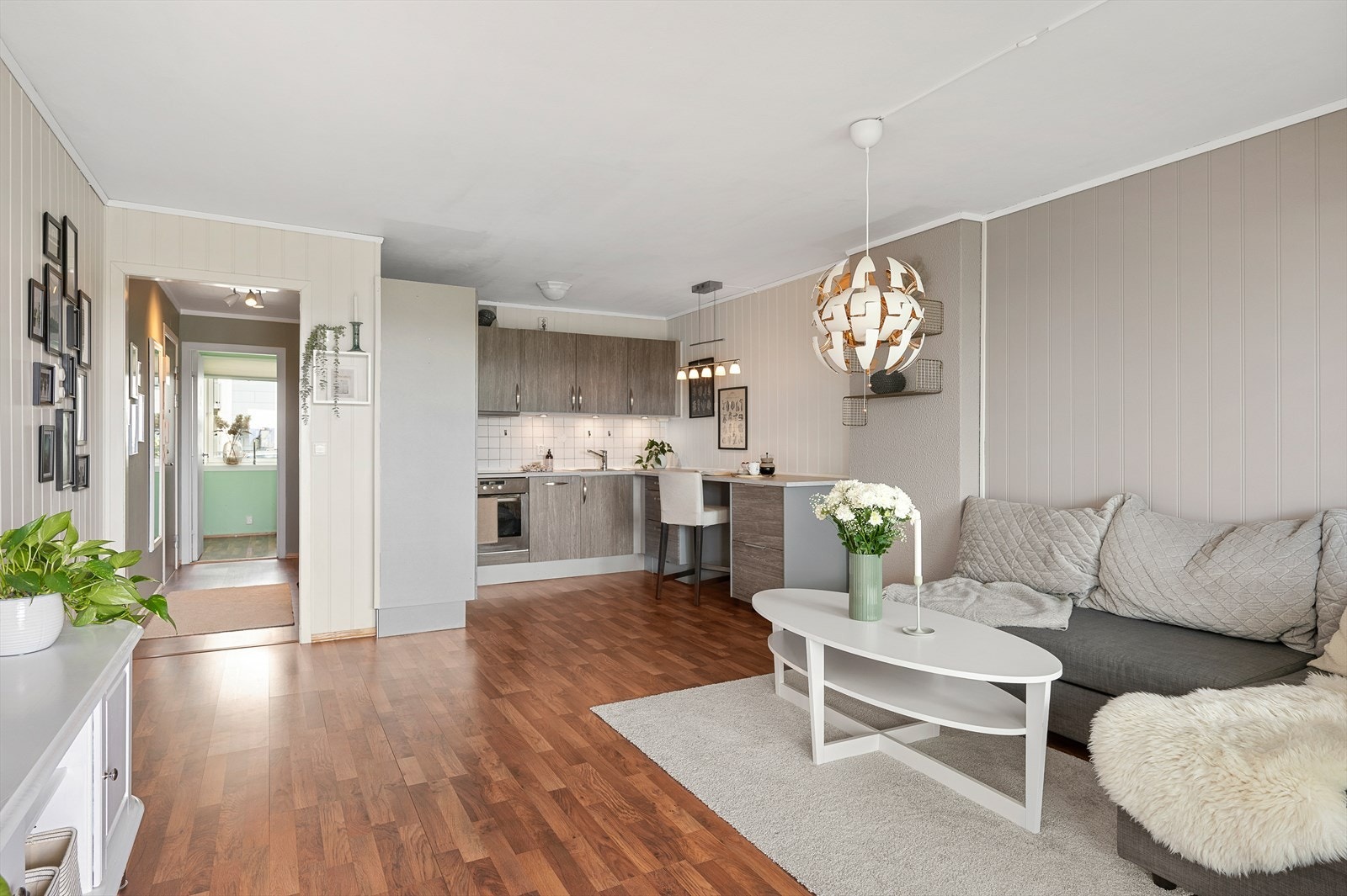 Her får du en luftig stue/kjøkken løsning på hele 24 m². Galleribilde