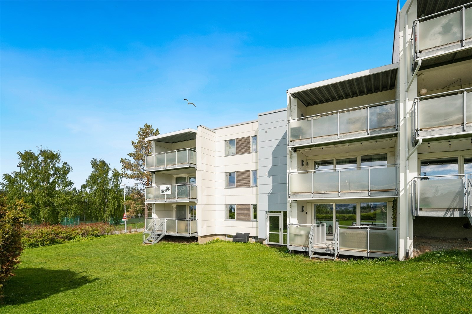 Tunvegen Borettslaget har 15 frittstående garasjer i rekke og 33 parkeringsplasser m/motorvarmer som leies ut til andelseierne. Galleribilde