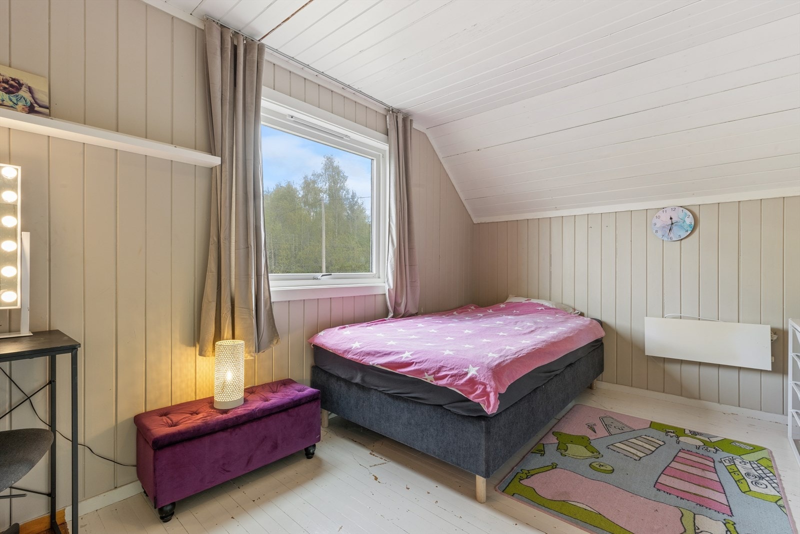 Soverom med skråtak som gir en lun og hyggelig atmosfære. Galleribilde
