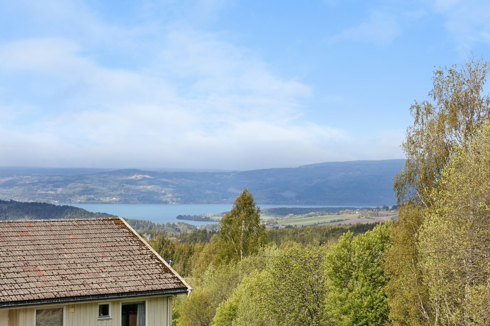 Beliggenheten gir flotte solforhold fra morgen til kveld, og ligger høyt nok til å bade i sol når tåken ligger i lavlandet. Galleribilde