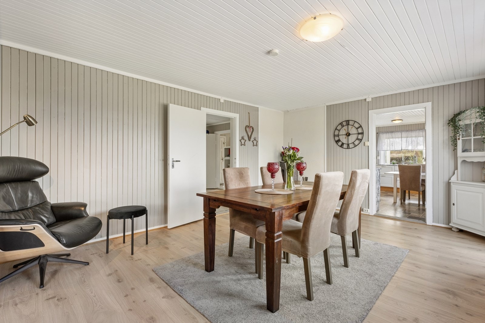 Boligen har tre stuer i første etasje, noe som gir stor fleksibilitet i møblering og bruk. Galleribilde