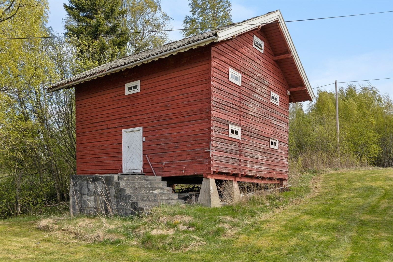 Et tradisjonsrikt stabbur fra 1925 i laftet tømmer gir rikelig med lagringsplass fordelt på to etasjer. Galleribilde
