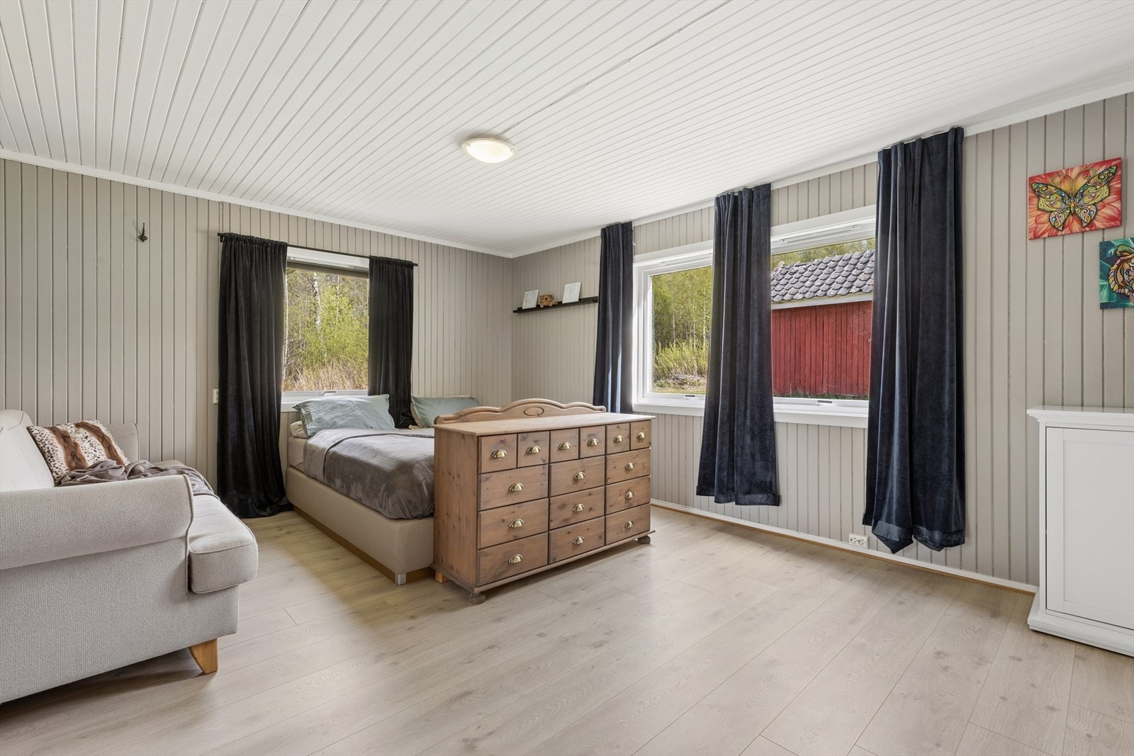 Et av de store rommene i første etasje, som i dag er innredet som soverom, men som også kan fungere som en ekstra stue eller kontor. Galleribilde