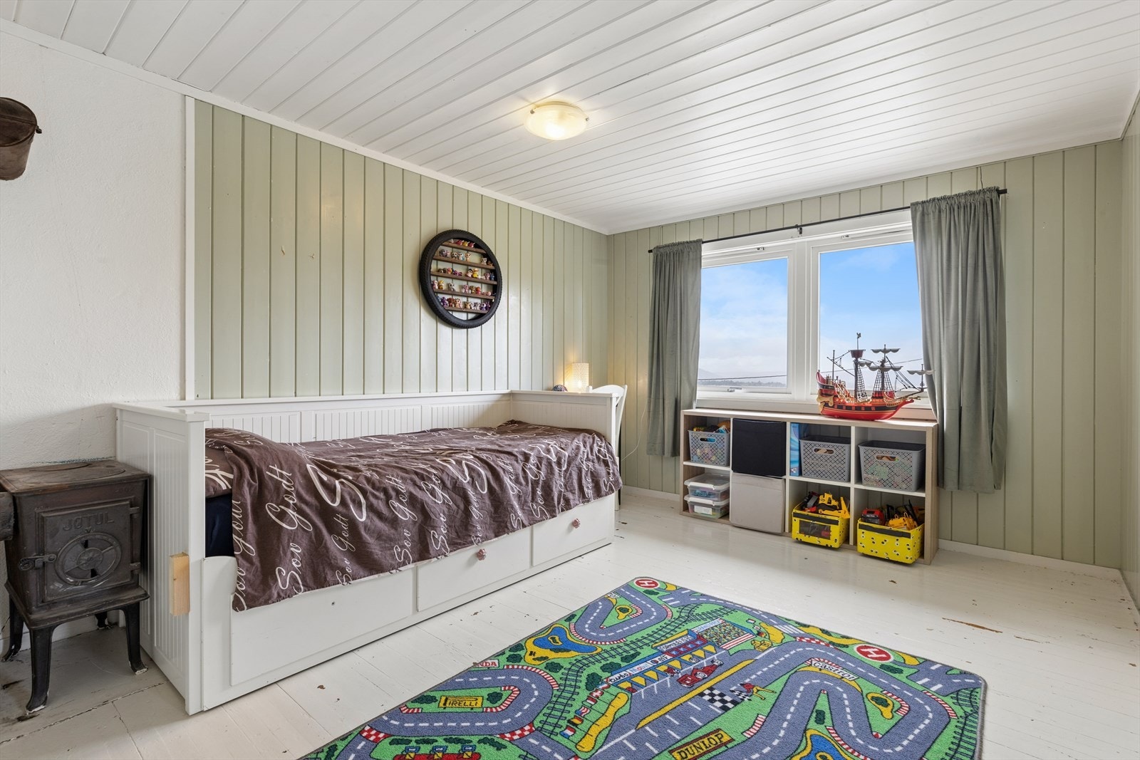 Loftsetasjen rommer tre soverom. Dette rommet har plass til både seng og lekeareal. Galleribilde