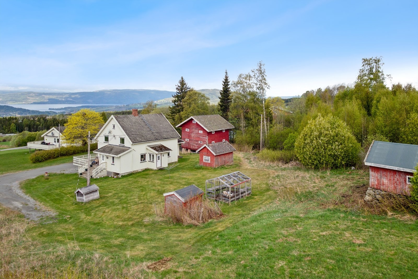Høyt og fritt på Hadeland, ca. 400 meter over havet, ligger dette minibruket med en fantastisk utsikt over Randsfjorden og Viggadalen. Galleribilde