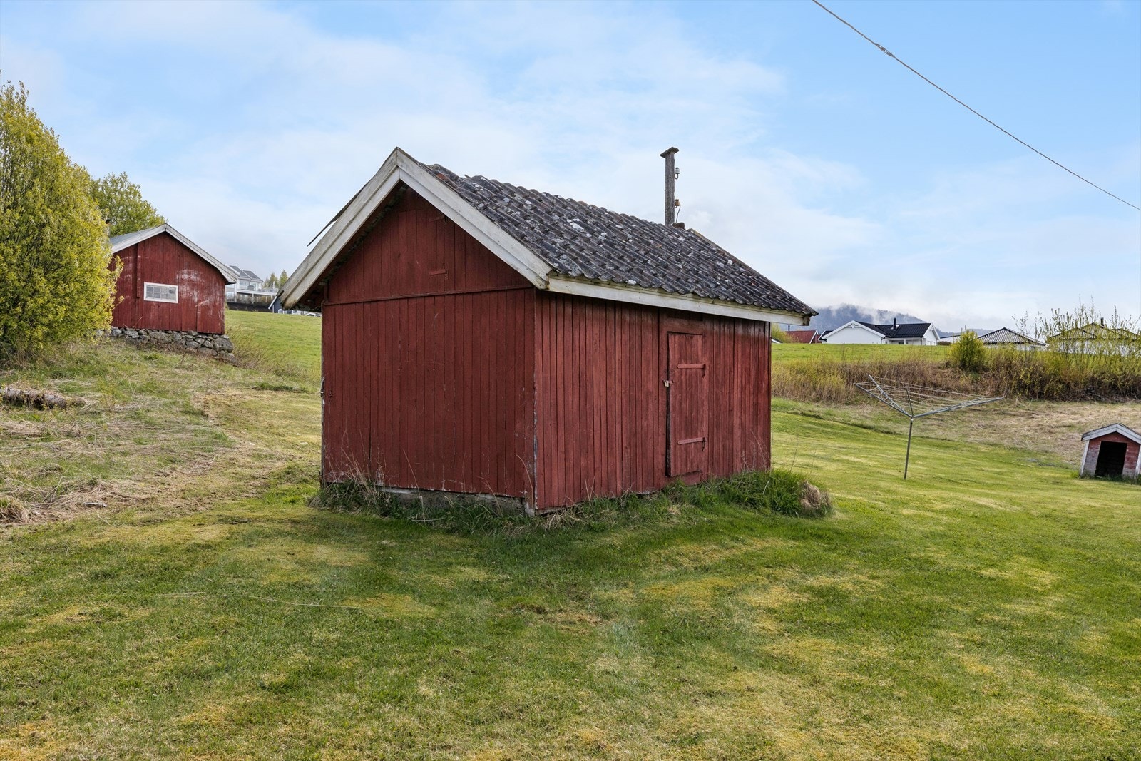 På eiendommen står en frittstående bod fra 1925, oppført i bindingsverk med stående kledning. Galleribilde
