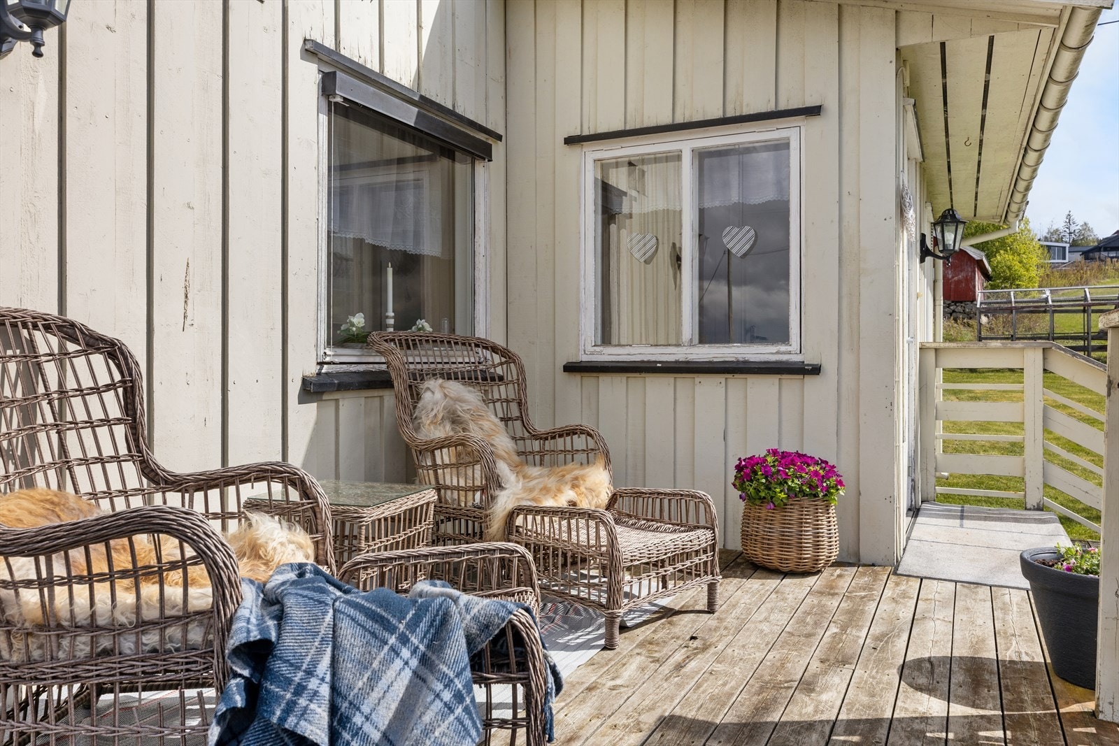 Her er det god plass til flere sittegrupper for å nyte de landlige omgivelsene. Galleribilde