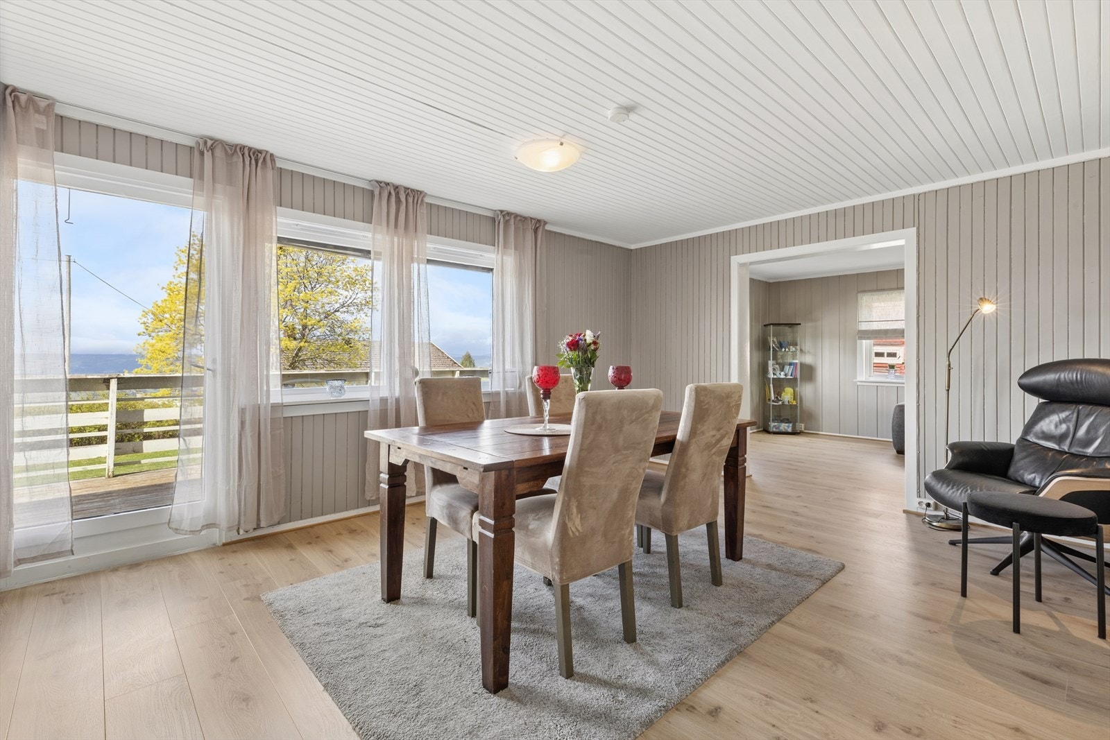 Spisestuen har plass til langbord og har utgang til den sørvestvendte terrassen. Galleribilde