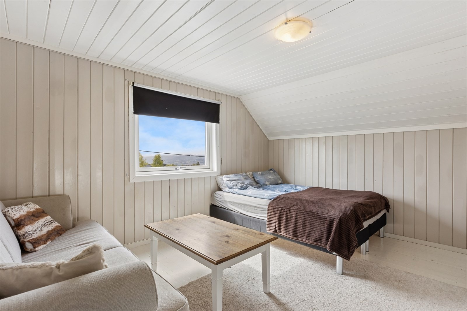 Også dette soverommet har en god størrelse og utsikt over nærområdet. Galleribilde