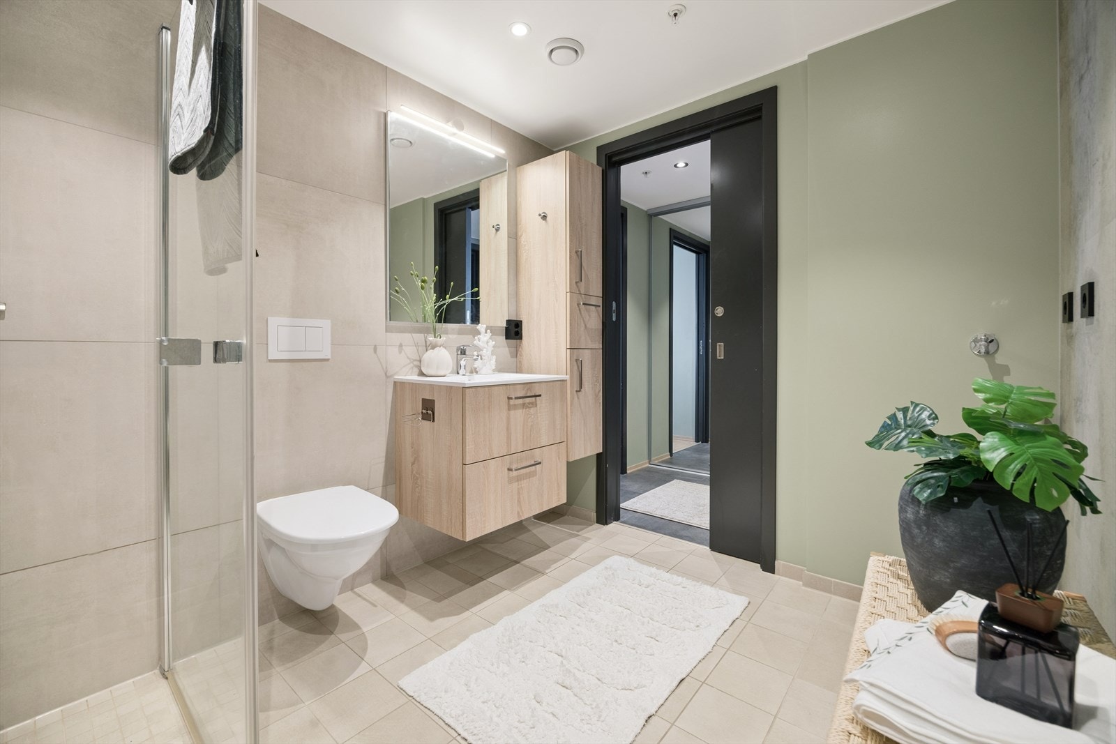 Badet har opplegg for vaskemaskin og er utstyrt med mekanisk avtrekk. Galleribilde