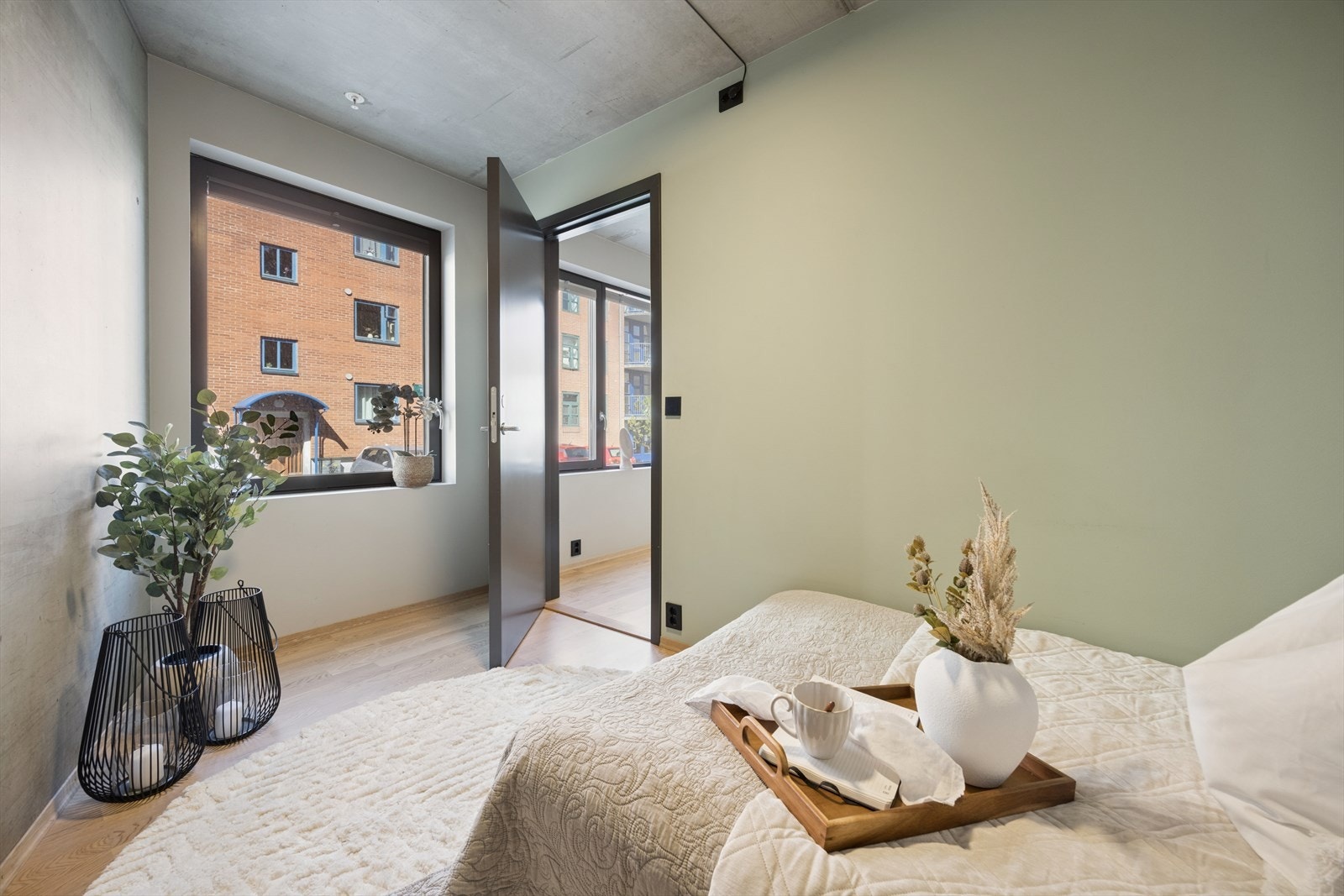 Rommet har en kombinasjon av malte flater og en fondvegg i betong. Galleribilde