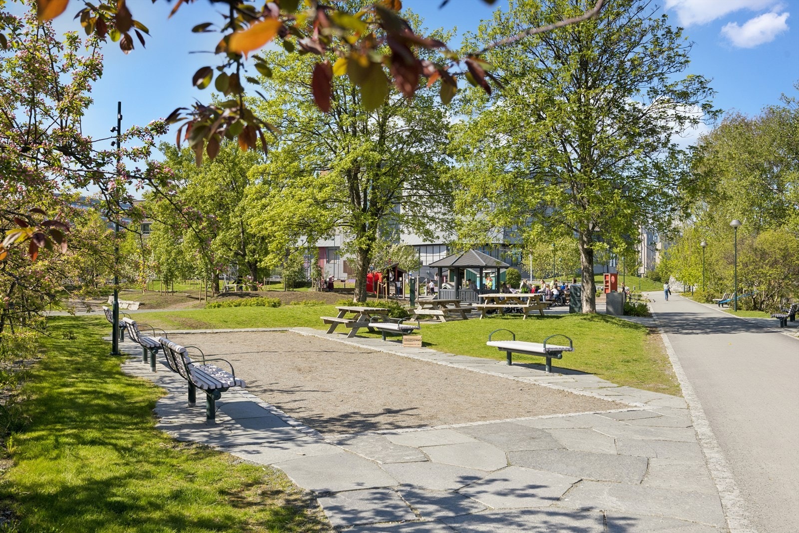 Fra leiligheten er det kort gangavstand til Buranbanen og flere servicetilbud. Galleribilde