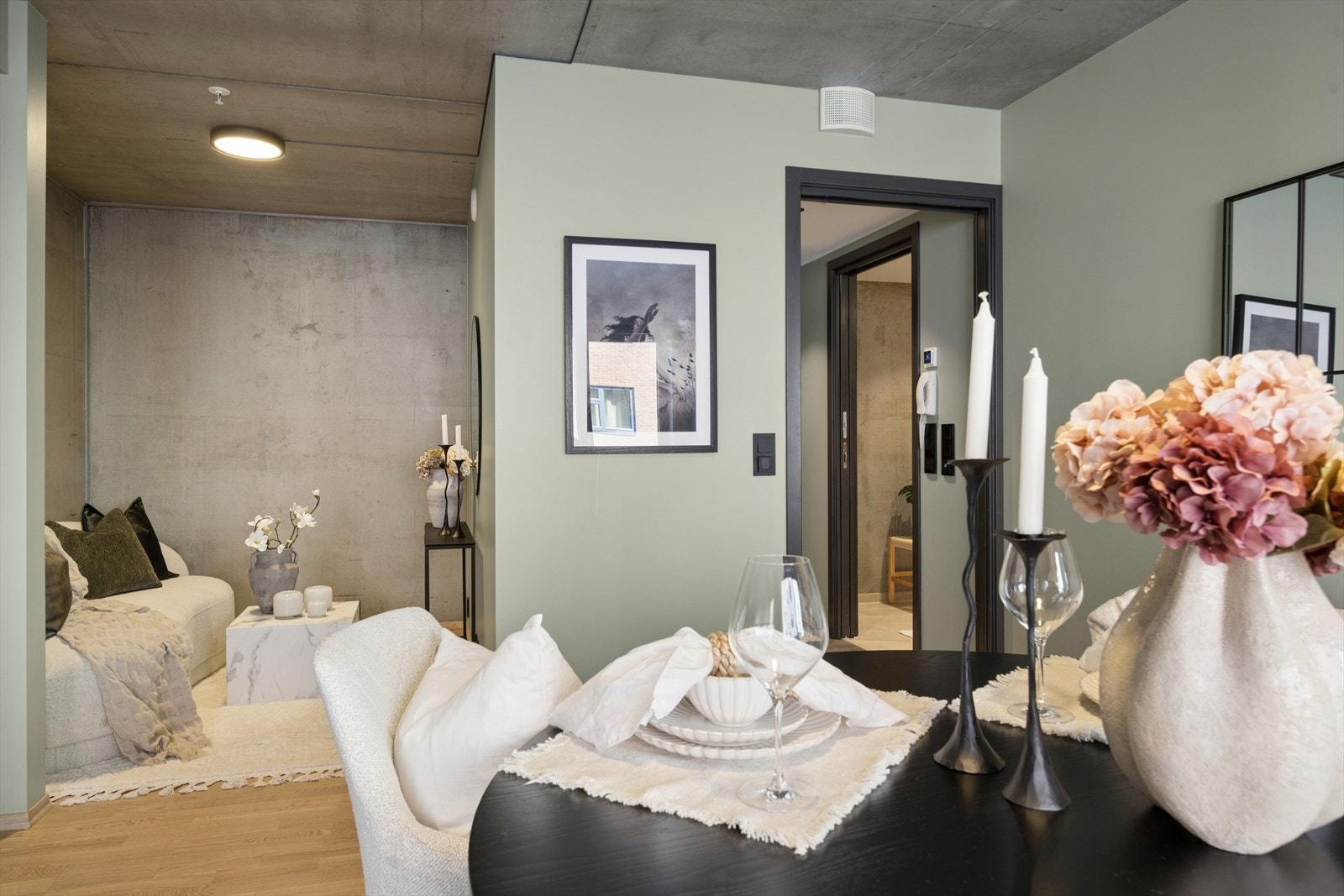 Betong i himling og på fondvegger gir leiligheten et moderne og distinkt preg. Galleribilde