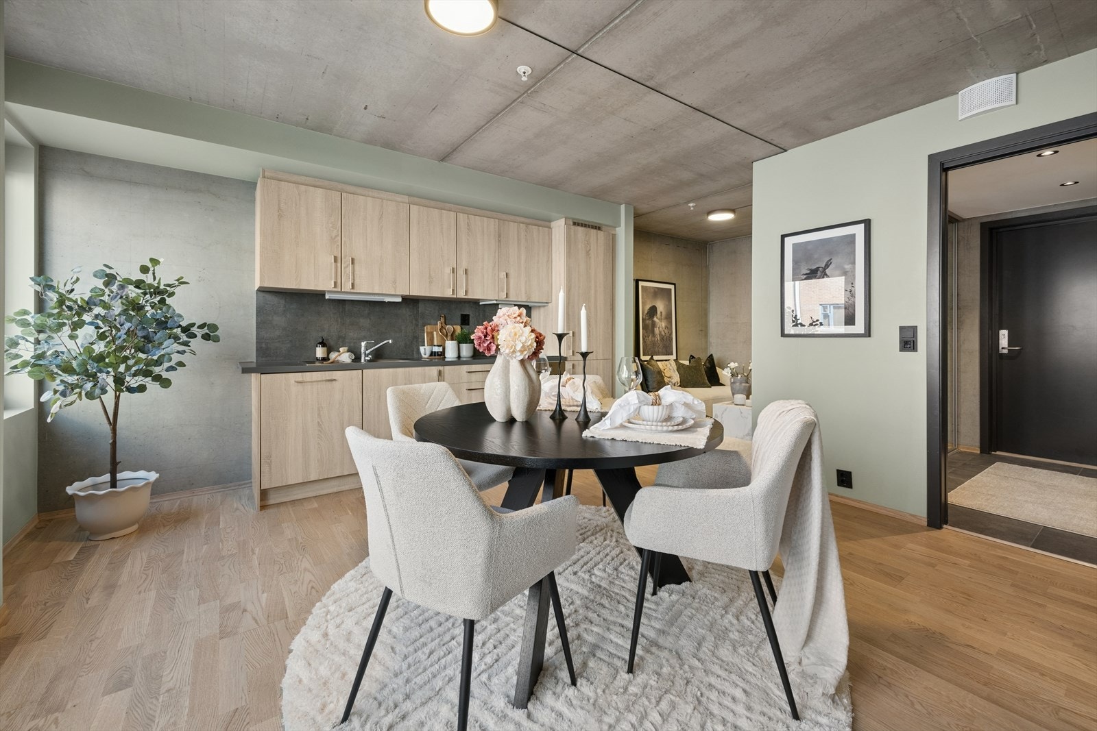 Stuen har plass til både spisebord og en egen sofakrok. Galleribilde